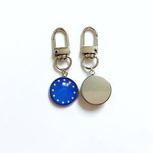 Porte-clés en métal avec pendentif drapeau de football en acier inoxydable, idéal comme cadeau - Product Image 6