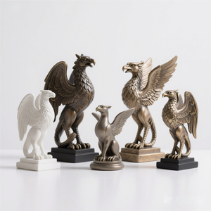 Escultura de resina Griffin-Estatua de criatura mítica de 7 ", alas pintadas a mano y cuerpo de León, arte de coleccionista - Product Image 1