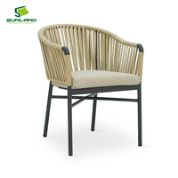 Chaise de salle à manger d'extérieur contemporaine en corde tressée, empilable, avec accoudoirs en aluminium, pour hôtel, restaurant, café, cour