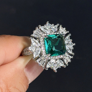 Anello da Donna Verde Smeraldo, Elegante e Lussuoso, Stile Rivista, Accessorio Moda per Feste, Regalo - Product Image 5