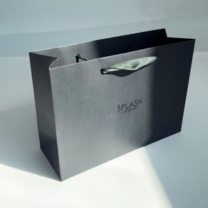 Sacs cadeaux en papier noir personnalisés avec impression UV noire - Sacs de shopping de luxe pour les marques de vêtements et de beauté haut de gamme - Product Image 1
