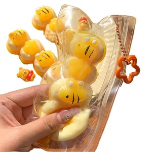 Juguete Antiestrés de TPR con Forma de Pastel de Miel y Abeja de 12 cm, Llavero de Comida de Simulación, Juguete Sensorial para Niños y Adultos - Product Image 1