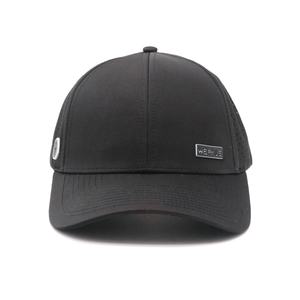 Gorras de Béisbol Deportivas Personalizadas de 6 Paneles, Estructuradas, con Parche de PVC y Goma, de Poliéster Negro Impermeable, con Orificios Cortados con Láser - Product Image 1