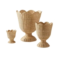 Le design de pot de fleurs en rotin convient aux jardins de style farmhouse, aux terrasses extérieures, aux terrasses confortables ou aux cuisines rurales.