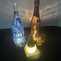 Sous-verre carré LED en plastique personnalisé à détection de gravité pour affichage lumineux de bouteilles et boissons, idéal pour Noël et les fêtes d'anniversaire