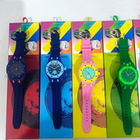 Ensemble de montres à prix de gros, parfaitement assorti à son étui coloré, une montre à double usage avec bracelet en silicone anti-poussière, emballage parfait