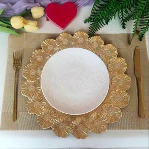 Venta al por mayor <span class=keywords><strong>de</strong></span> fábrica: <span class=keywords><strong>Platos</strong></span> <span class=keywords><strong>de</strong></span> plástico dorados <span class=keywords><strong>de</strong></span> 13 pulgadas con diseño <span class=keywords><strong>de</strong></span> flor <span class=keywords><strong>de</strong></span> coral para bodas y banquetes (para colocar debajo del plato) - Product Image 4