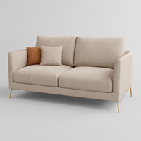 Canapé minimaliste rembourré en tissu texturé crème, 2 places, avec pieds en bois clair, pour usage hôtelier