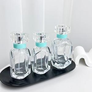 Atomiseur d'huile de parfum de 30ml 50ml avec étiquette personnalisée bouteille de parfum en verre épais de forme unique avec pulvérisateur d'argent - Product Image 6