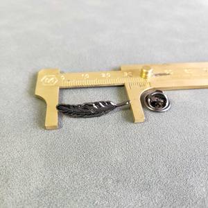 ヴィンテージ風小型金属合金羽根ブローチ卸売DIY衣料品ジュエリー装飾メンズスーツカラーピンシルバーフェザーブローチ - Product Image 4