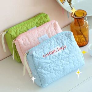 Sac de toilette de voyage léger et moelleux à motif floral, imperméable, portable, organiseur de maquillage, trousse de toilette pour femmes - Product Image 1