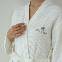 Peignoir de bain blanc personnalisé en coton gaufré tissé blanc pour hommes et femmes avec logo brodé