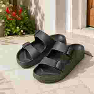 Sandalias ligeras de EVA con dos correas, suela antideslizante, hebillas ajustables y plantilla acolchada flexible para el hogar. - Product Image 3