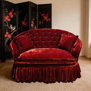 Canapé Yicheng Beauty de style Empire français pour salon, capitonné <span class=keywords><strong>à</strong></span> boutons, rouge, avec pompons, idéal pour hall d'hôtel, en vente - Product Image 1