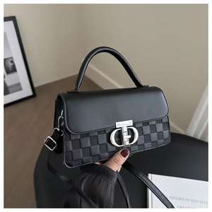 Sac à main en cuir à carreaux deux tons avec bandoulière à boucle en métal - Product Image 4