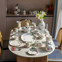 Hoogwaardig onderglazuur keramisch servies, origineel handgeschilderd aardbeienontwerp, Chaozhou export naar het buitenland