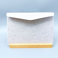Boîte d'emballage en papier pour enveloppe kraft noire personnalisée Papier couché et offset avec bouton de ficelle pour sac avec logo UV ponctuel