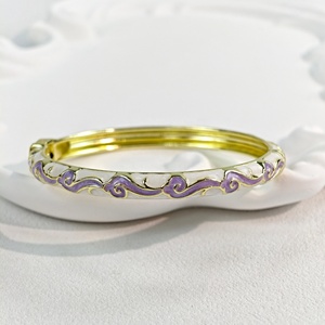 Pulsera de dijes apilables vintage para mujer, estilo Palacio, chapada en oro, de latón, con pétalos de esmalte líquido de color fresco y dulce - Product Image 5