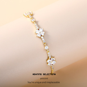 สร้อยข้อมือคริสตัลรูปดอกไม้ ประดับเพทายโทนสีทอง สวมใส่ได้ทุกวัน - Product Image 2