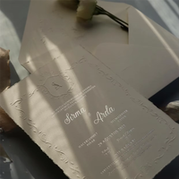 Invitations de mariage personnalisées en papier artisanal blanc avec logo en relief et cartes de visite avec accents en feuille d'or