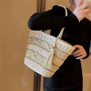 Sac de plage tendance marron clair avec détails de perles et pompons, petit sac fourre-tout tissé à l'épaule <span class=keywords><strong>pour</strong></span> <span class=keywords><strong>femme</strong></span>, idéal <span class=keywords><strong>pour</strong></span> les vacances d'été - Product Image 4