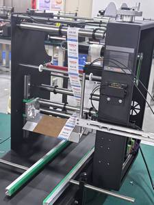 เครื่องติดฉลากกระป๋องอัตโนมัติแบบตั้งโต๊ะหน้าจอสัมผัสควบคุมด้วย PLC อุปกรณ์ติดฉลากอุตสาหกรรมมีความแม่นยำสูง - Product Image 4