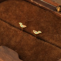 Vente en gros de nouvelles boucles d'oreilles créatives et mignonnes avec des oiseaux croisés en acier inoxydable 316 vintage émaillé inspirées des bijoux frais simples Ins