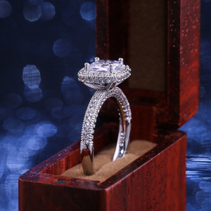 Anello di Lusso con Zirconi Quadrati, Gioiello Elegante per Matrimonio e Fidanzamento, Stile Moderno per Uso Quotidiano, Regalo per Donne - Product Image 4