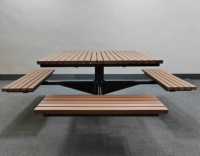 Vente en gros Table et chaises de jardin en fer forgé et en bois recyclé avec accès pour fauteuil roulant