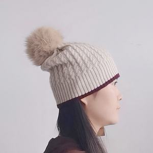 Chapeaux tricotés en <span class=keywords><strong>cachemire</strong></span> doux pour l'hiver, extensibles, épais et chauds, unisexe, mode, avec large revers et <span class=keywords><strong>pompon</strong></span> en vraie fourrure, personnalisables, vente en gros - Product Image 5