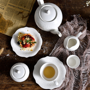 白色压花蕾丝陶瓷咖啡茶具套装，全套茶壶、茶杯、茶碟，适合家庭下午茶聚会和餐饮用途 - Product Image 2