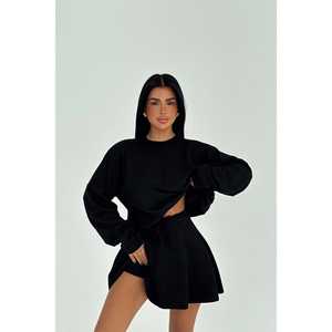 Ensemble de survêtement noir d'hiver coupe ajustée avec short et jupe, coupe-vent, respirant, personnalisable, avec logo, imprimé cuir, strass et effet délavé - Product Image 2