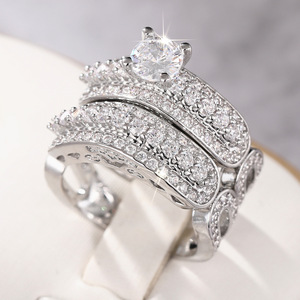 Set di Anelli Impilabili a Quattro Punte con Zirconi per Donne, Elegante Gioiello da Matrimonio alla Moda - Product Image 1