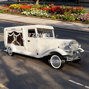 Carroza Fúnebre Eléctrica Vintage Blanca Pura con Cortinas de Flecos Borgoña y Ventanas Cerradas - Product Image 5