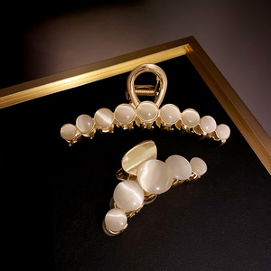 Grande <span class=keywords><strong>pince</strong></span> à cheveux perle oeil de chat pour femmes Style coréen <span class=keywords><strong>pince</strong></span> à mâchoires en métal doré pour cheveux épais en gros pour un usage quotidien - Product Image 1