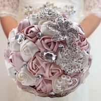 La mariée tient des fleurs avec des diamants pleins Holding Wedding strass brillants Bouquets de fleurs Bridal