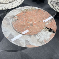 Table à manger ronde avec plateau en marbre rose Pandora, base géométrique dorée, mobilier moderne de luxe pour salon