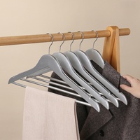 Cintres à vêtements classiques en argent avec logo personnalisé en gros pour les magasins de vêtements