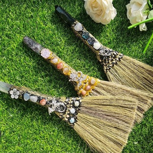 Wholesale Folk Crafts Fluorite Magic Broom <strong>Crystals</strong> Polished Amethyst <strong>Witch</strong> Broom Energy Quartz Gemstone Model Love Decor Gifts - Product Image 3