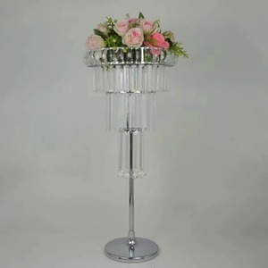Support de fleurs de mariage en acrylique à 4 niveaux Vase en cristal et éclairage LED Pièce maîtresse de table élégante pour les décorations de mariage - Product Image 5