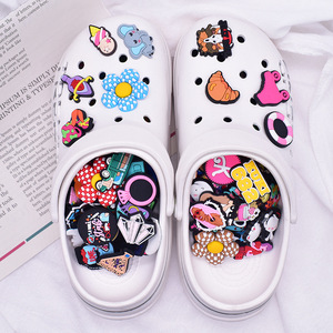 Accessoires de décoration pour <span class=keywords><strong>chaussures</strong></span> à trous personnalisables transfrontaliers, en PVC souple, à suspendre, boucles de <span class=keywords><strong>chaussures</strong></span> personnalisables DIY, vente en gros usine - Product Image 1
