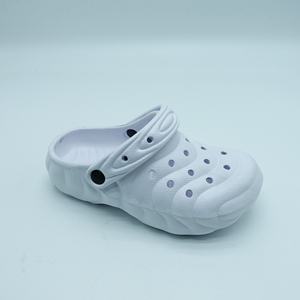 Sabots légers pour enfants Chaussures de jardin d'été antidérapantes avec semelle intérieure en EVA pour garçons et filles - Product Image 3