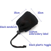 Sac de rangement cosmétique en maille épaisse noire avec cordon de serrage, fermeture à bouton et étiquette personnalisée