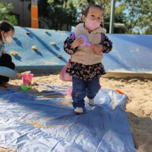 Couverture de pique-nique de poche Woqi 55 x 60 pouces, imperméable, résistante au sable, légère, tapis de camping rectangulaire gris en polyester PVC - Product Image 1