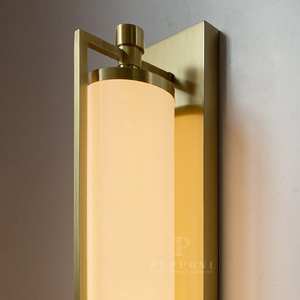 Elegante aplique de pared LED cilíndrico largo con marco de latón y pantalla acrílica blanca lechosa para la entrada de una villa u hotel. - Product Image 2
