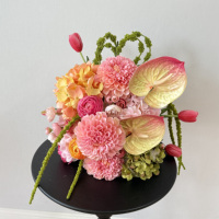 Centre de table personnalisé en fleurs artificielles au toucher réel, arrangement floral de mariage fait main en dahlias et anthuriums roses et oranges
