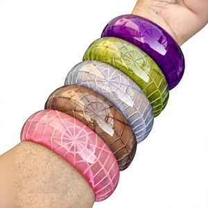 Ensembles de bracelets géométriques uniques en résine acrylique sculptée de qualité supérieure, motifs vert-beige, bijoux tendance et à la mode - Product Image 3