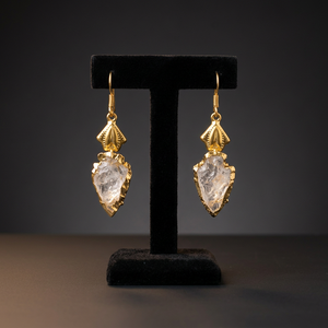 Grossiste de boucles d'oreilles pendantes classiques en cristal de quartz en forme de pointe de flèche avec pierre d'agate pour cadeau de fiançailles, bijoux pour femmes avec sertissage à griffes - Product Image 2