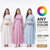 Robe longue en mousseline de soie à col montant et manches cape ornées de strass faite à la main pour femme – Collection 2026 |   Abaya de fête de luxe, Kaftan modeste pour femmes musulmanes