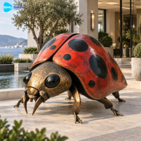 Sculpture de coccinelle colorée en bronze, finition peinte, laiton, cuivre, statue d'insecte personnalisée pour hôtel, cour, villa, jardin, place publique